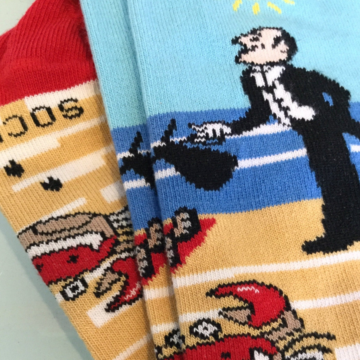 Happy Vacationing Robot on the Beach Socks, Tw Vacation Robot
