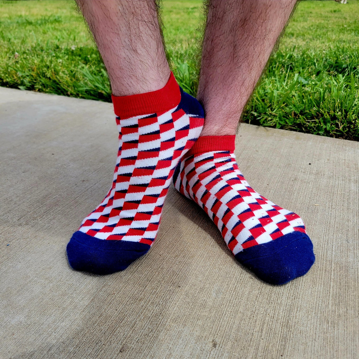 Red, White Blue 3D Cubed Patterned Ankle Socks (Adult Large - Men's Shoe Sizes 8-12), 3Dredwhiteank